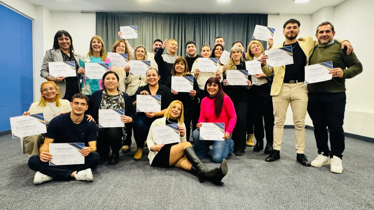 Grupo de participantes mostrando sus diplomas