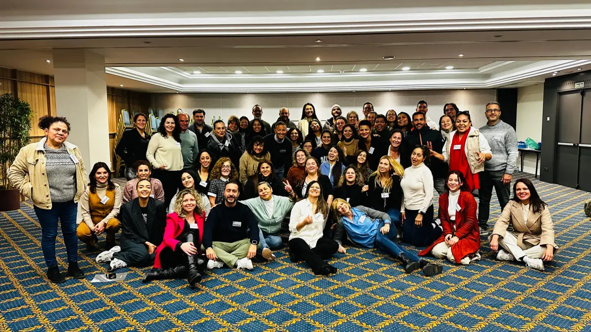 Grupo de participantes reunidos para una foto al finalizar un encuentro