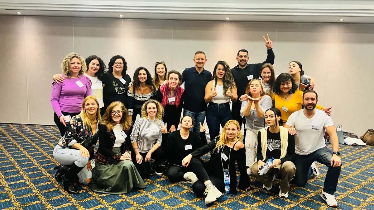 Participantes posando juntos en una sala de formación