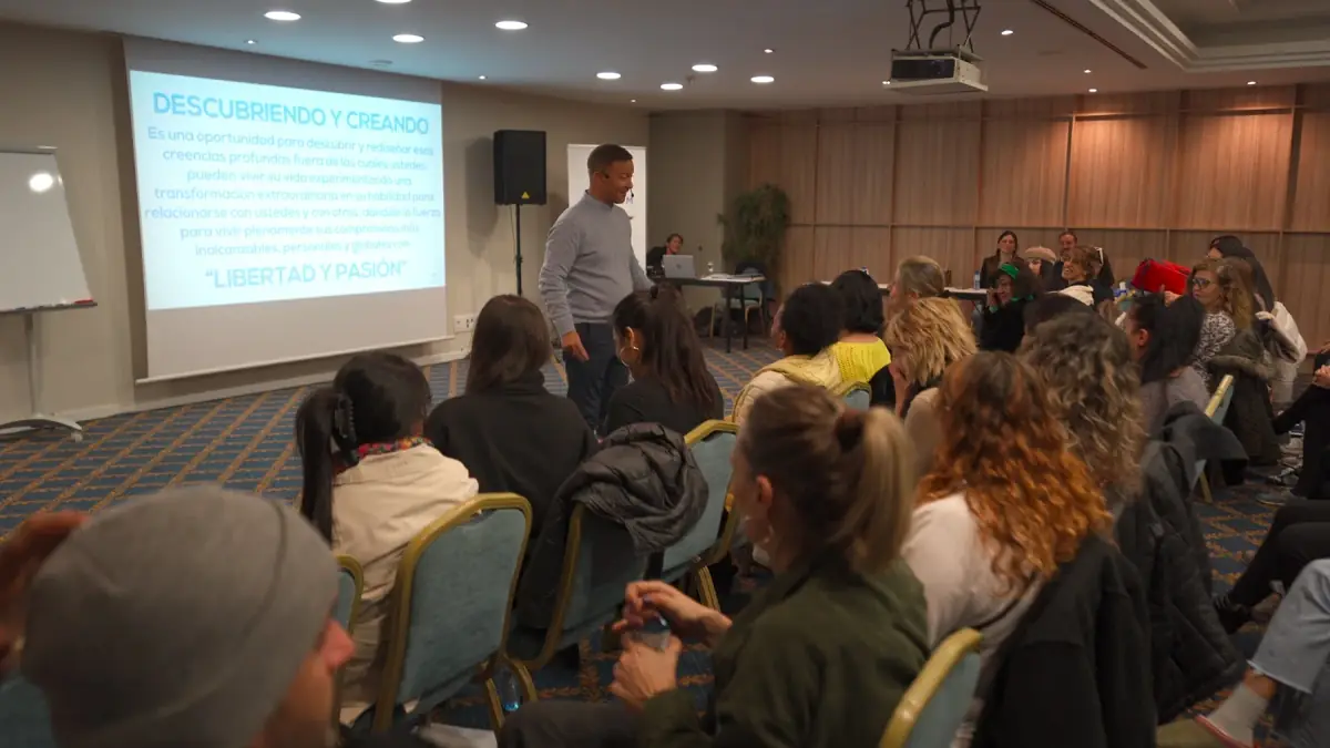 Participantes en una sala durante un encuentro de coaching